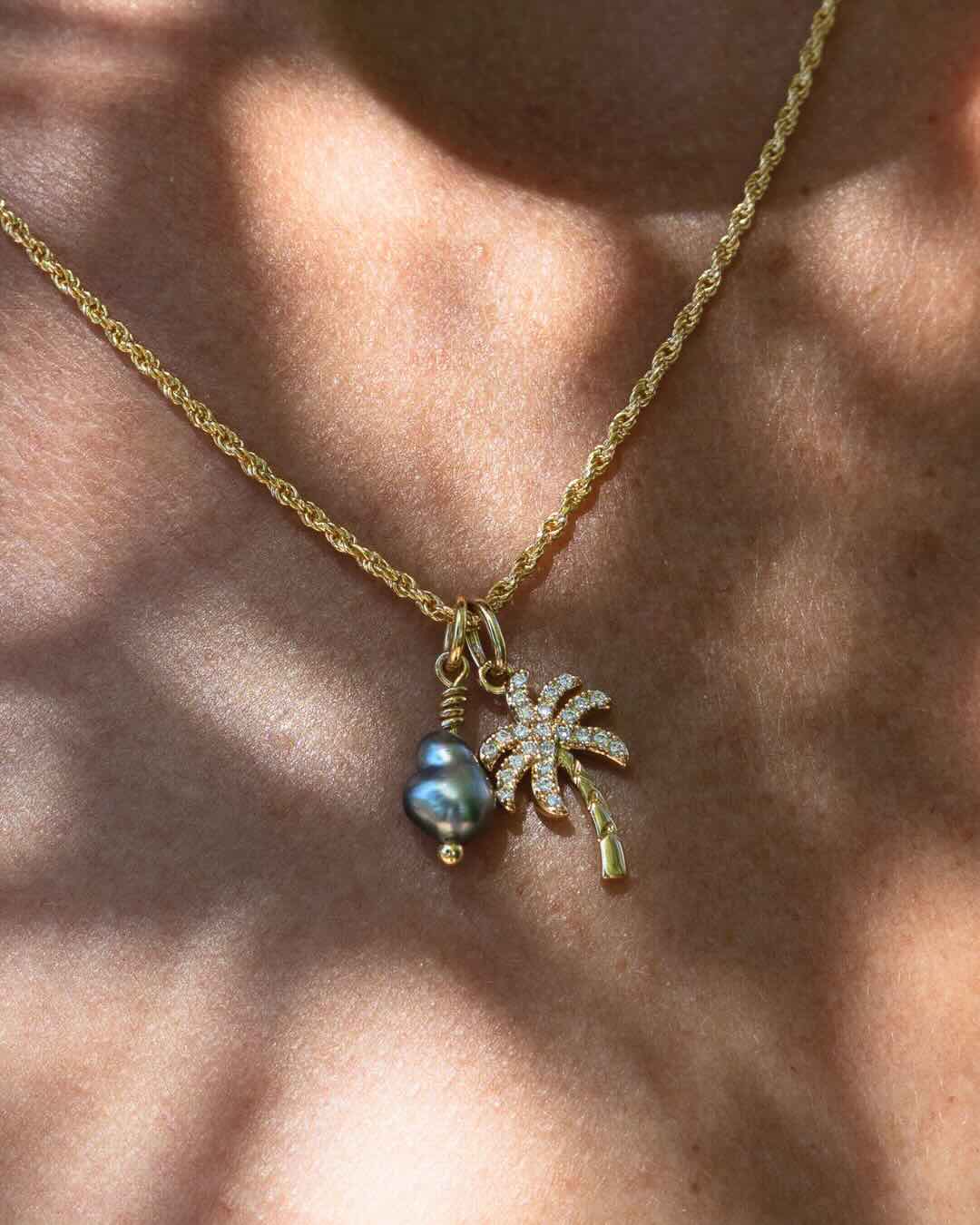 カツルミ　Pray PARCI PARLÄ - Collier JOY grigri palmier, perle keshi Tahiti