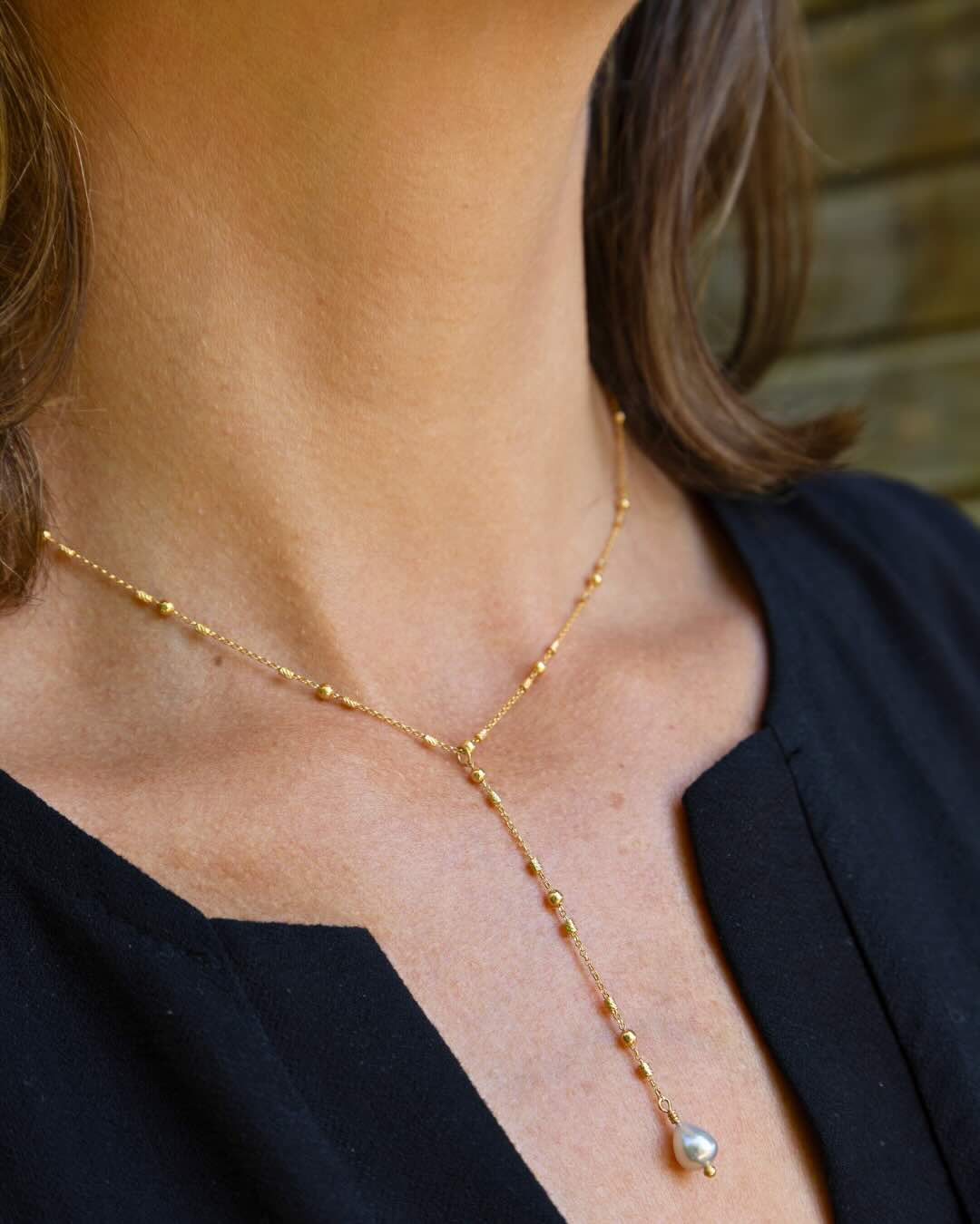 PARCI PARLÄ Collier long MAEVA, plaqué or français et keshi de